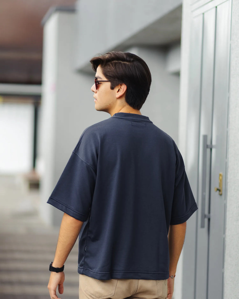 Camiseta Oversize Premium · Azul Navy de espalda
